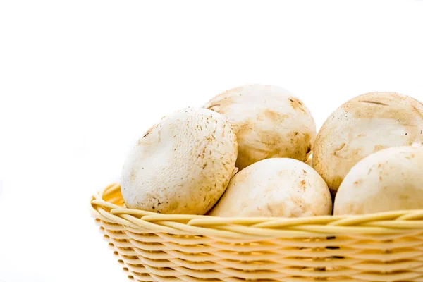 Świeże Champignons Grzyby Champignon Wiklinowym Koszu Izolowane — Zdjęcie stockowe