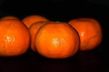 Siyah arkaplanda portakal meyvesi ayrıntıları