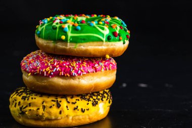 Şekerli donutlar izole edilmiş. Renkli donutları kapat.