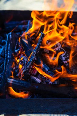 Kömür oluşturmak için odun parçaları yakmak. Barbekü hazırlığı, pişirmeden önce ateş..