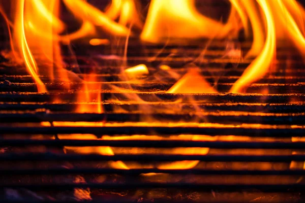 Churrasqueira Carvão Quente Vazia Com Chama Brilhante — Fotografia de Stock