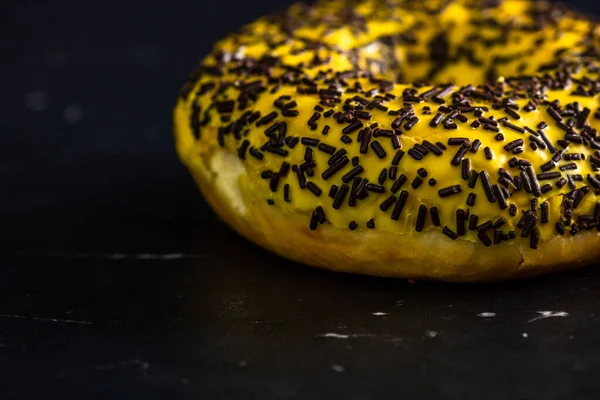 Свежие Вкусные Пончики Брызгами Черном Фоне — стоковое фото