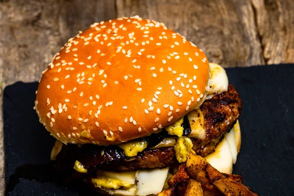 Detailansicht Von Frischen Leckeren Käseburgern Und Bratkartoffeln Auf Einem Holztisch — Stockfoto