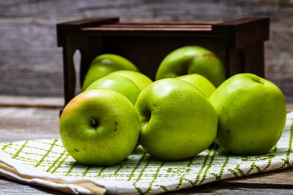 Láda Érett Zöld Almával Asztalon — Stock Fotó