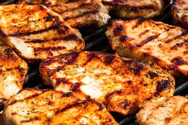 Asar Filetes Cerdo Deliciosos Filetes Carne Cerca Cocinar Parrilla Barbacoa — Foto de Stock