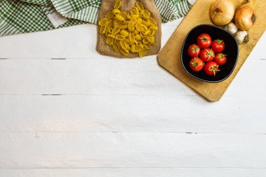 Makarna malzemeleri izole edildi. Çeri domates, makarna, sarımsak ve soğan.