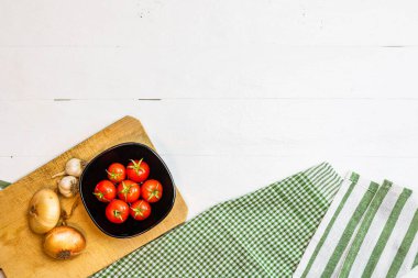 İtalyan makarna malzemeleri. Pişirmek için domates ve baharat.