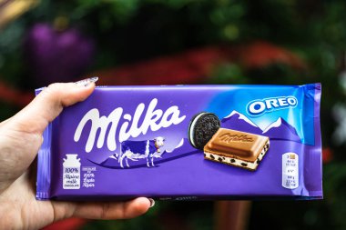 Romanya 'nın Bükreş kentinde 2021 yılbaşı ağacı ışıklarına karşı Milka Alpine Milk Chocolate