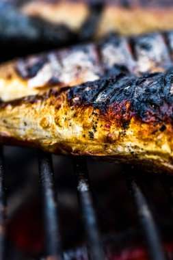 Kömür ızgarasında ızgara balık. Taze balık barbeküsü.