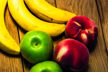 ahşap masa üzerinde taze meyve karışımı