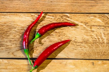 Ahşap masa üzerinde kırmızı biber