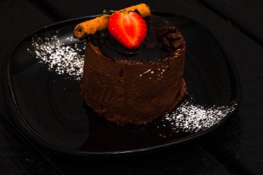 Çikolatalı mus tatlısı. Çikolatalı kek.