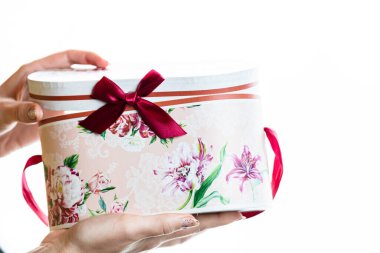 Beyaz arka planda Noel süsleri tutmak