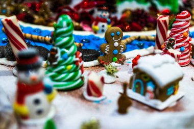 Mevsimlik dekorasyon ve süslemelerle Noel kompozisyonu