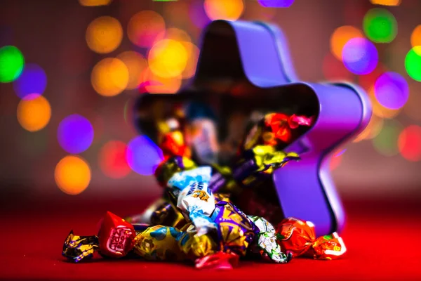 Caramelle Cioccolato Mescolano Davanti Alle Luci Dell Albero Natale Bucarest — Foto Stock