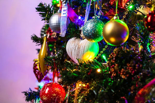 Belos Enfeites Natal Luzes Penduradas Árvore Natal — Fotografia de Stock