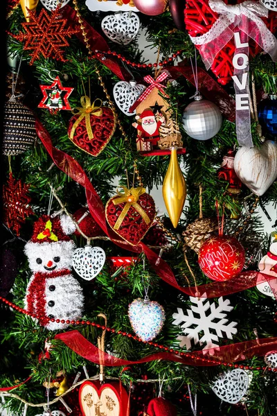 Hermosos Adornos Navidad Decoraciones Colgando Árbol Navidad — Foto de Stock