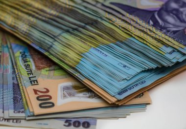 Seçici olarak bir yığın LEI Romen parasına odaklan. İzole edilmiş banknotlar..