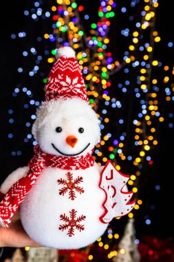 Bokeh lambalarına karşı Noel süslemesi yapmak