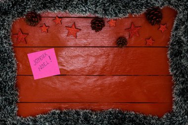 Noel çelengi ve süslemeleri olan kırmızı tahta üzerinde Noel kompozisyonu. Sınır ve kopyalama alanı ile yaratıcı kompozisyon, üst görünüm, düz yatay. Noel çerçevesi.