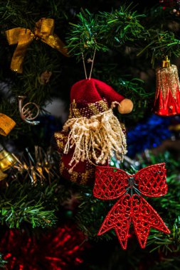 Mevsimlik dekorasyon ve süslemelerle Noel kompozisyonu