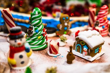 Mevsimlik dekorasyon ve süslemelerle Noel kompozisyonu