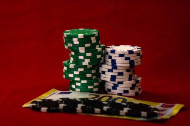 Kırmızı arkaplanda parası olan poker çipleri yığını, EURO para birimi