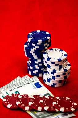 Kırmızı arkaplanda parası olan poker çipleri yığını, EURO para birimi