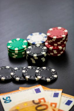 Paralı ve kartlı poker fişleri yığını