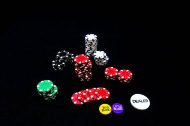 Siyah arkaplanda poker çipleri yığını