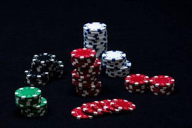 Siyah arkaplanda poker çipleri yığını