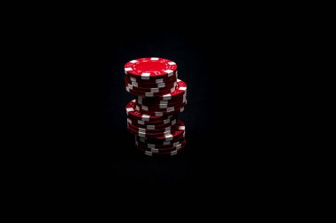 Siyah arkaplanda poker çipleri yığını