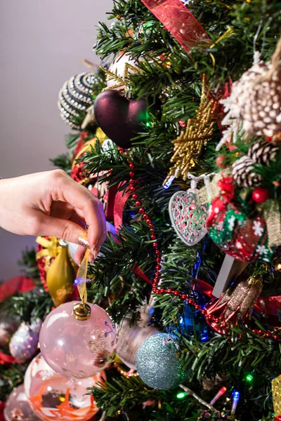 Κρεμαστά Χριστουγεννιάτικα Στολίδια Και Στολίδια Στο Χριστουγεννιάτικο Δέντρο — Φωτογραφία Αρχείου