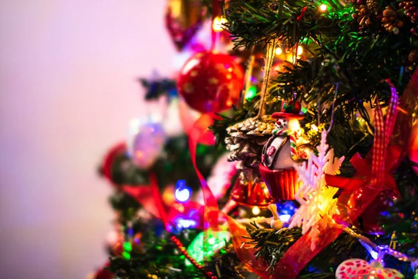 Schöner Weihnachtsschmuck Und Lichter Hängen Weihnachtsbaum — Stockfoto