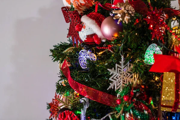 Schöner Weihnachtsbaum Mit Lichtern Und Dekorationen — Stockfoto