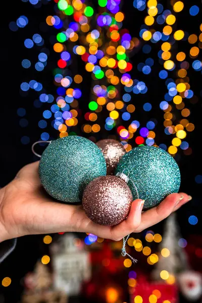 Hålla Jul Dekoration Mot Bokeh Ljus Bakgrund — Stockfoto