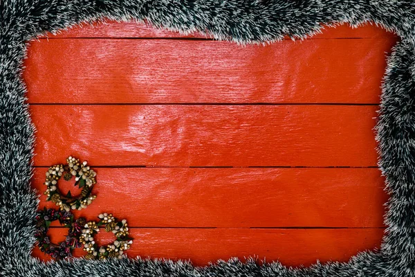 Рождественская Композиция Красной Деревянной Доске Гирляндой Украшениями Творческая Композиция Каймой — стоковое фото
