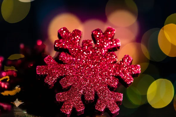 Decorações Ornamentos Uma Composição Natal Colorido Isolado Fundo Luzes Embaçadas — Fotografia de Stock