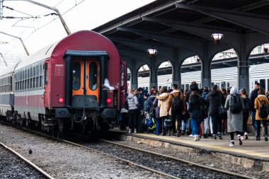 Bükreş, Romanya 'daki Bükreş (Gara de Nord Bükreş) tren istasyonunda ya da hareket halindeki tren platformunda 2022