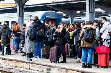 Bükreş 'teki Bükreş Kuzey Tren İstasyonu' nun (Gara de Nord Bükreş) tren peronunda tren bekleyen gezginler ve banliyö sakinleri, 2022