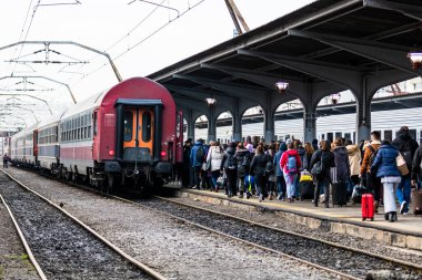 Bükreş, Romanya 'daki Bükreş (Gara de Nord Bükreş) tren istasyonunda ya da hareket halindeki tren platformunda 2022
