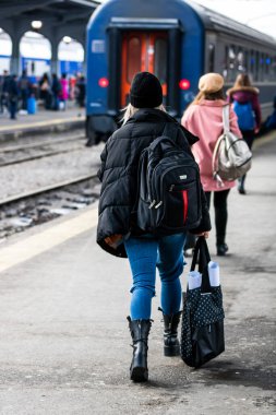 Bükreş 'teki Bükreş Kuzey Tren İstasyonu' nun (Gara de Nord Bükreş) tren peronunda tren bekleyen gezginler ve banliyö sakinleri, 2022