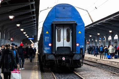 Bükreş, Romanya 'daki Bükreş (Gara de Nord Bükreş) tren istasyonunda ya da hareket halindeki tren platformunda 2022