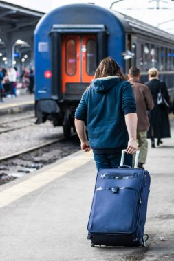 Bükreş 'teki Bükreş Kuzey Tren İstasyonu' nun (Gara de Nord Bükreş) tren peronunda tren bekleyen gezginler ve banliyö sakinleri, 2022