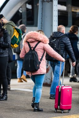 Bükreş 'teki Bükreş Kuzey Tren İstasyonu' nun (Gara de Nord Bükreş) tren peronunda tren bekleyen gezginler ve banliyö sakinleri, 2022