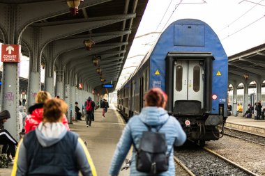 Bükreş, Romanya 'daki Bükreş (Gara de Nord Bükreş) tren istasyonunda ya da hareket halindeki tren platformunda 2022