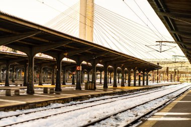 Bükreş 'teki Bükreş Kuzey Tren İstasyonu' nun (Gara de Nord Bükreş) tren peronunda tren bekleyen gezginler ve banliyö sakinleri, 2022