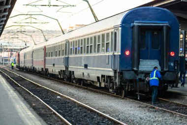 Bükreş, Romanya 'daki Bükreş (Gara de Nord Bükreş) tren istasyonunda ya da hareket halindeki tren platformunda 2022