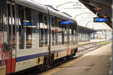 Bükreş, Romanya 'daki Bükreş (Gara de Nord Bükreş) tren istasyonunda ya da hareket halindeki tren platformunda 2022