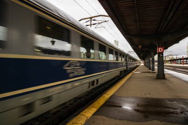 Bükreş, Romanya 'daki Bükreş (Gara de Nord Bükreş) tren istasyonunda ya da hareket halindeki tren platformunda 2022